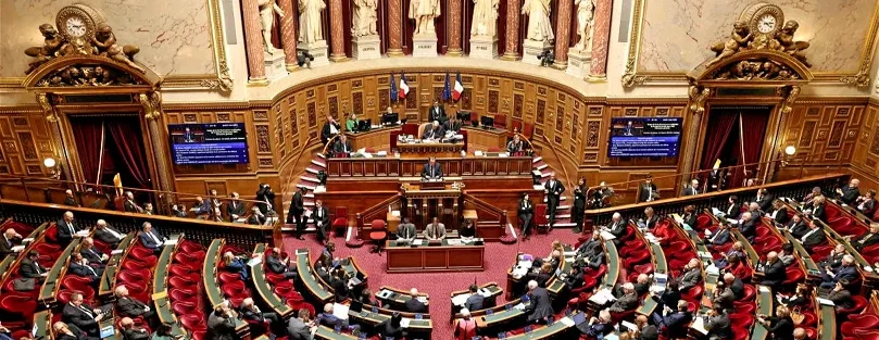 Photo représentant l'assemblée nationale avec des députés votant pour une loi contre la loi fédérale contre la concurrence déloyale (LCD)