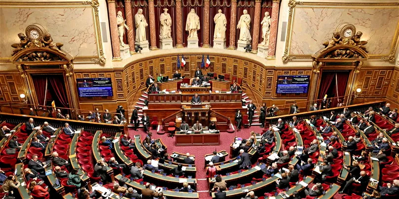 Photo représentant l'assemblée nationale avec des députés votant pour une loi contre la loi fédérale contre la concurrence déloyale (LCD)