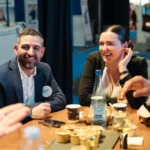 Moment de beinveillance autour d'un café entre un des fondateurs de primo conciergerie, Jim et des membres de l'équipe