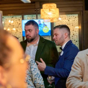 Photos de la soirée Partenaires au stade de l'Uson à Nevers organisée par Primo Conciergerie - Mathieu, en discussion