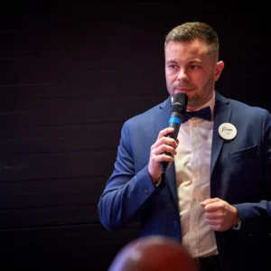 Photos de la soirée Partenaires au stade de l'Uson à Nevers organisée par Primo Conciergerie - Intervention de Mathieu, ancien Responsable Communication & développement de franchises, un des fondateurs de Primo Conciergerie