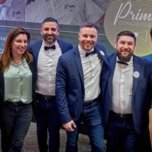 Photos de la soirée Partenaires au stade de l'Uson à Nevers organisée par Primo Conciergerie - photo de groupe avec les fondateurs