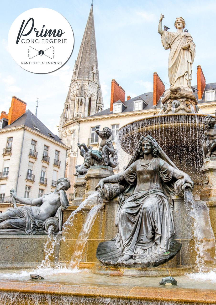 Fontaine de la place Royale à Nantes avec l’église Saint-Nicolas en arrière-plan