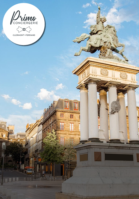 Statue sur une place ensoleillée à Clermont-Ferrand.