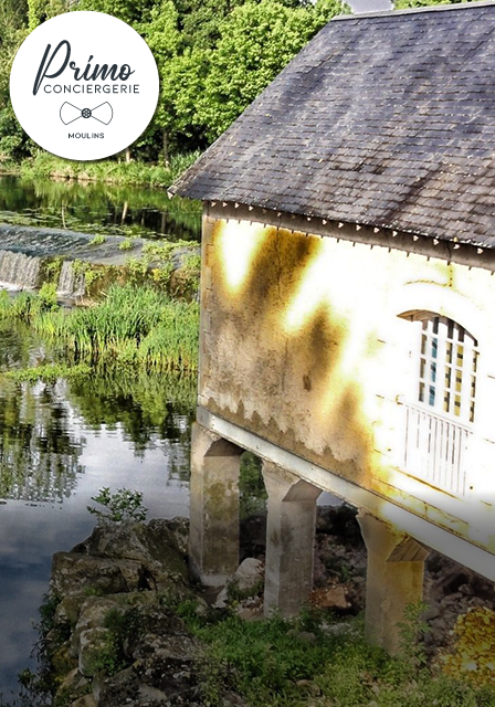 Moulin au bord d'une rivière dans la campagne de Moulins.