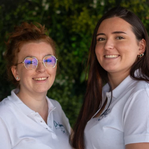 Melissa et Lauramay, concierges qui vous accompagnent.