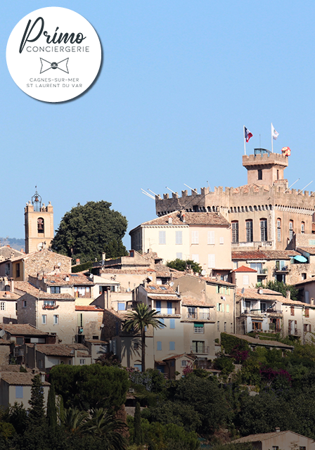 Vue panoramique de Saint-Laurent-du-Var depuis un château au sommet de la colline