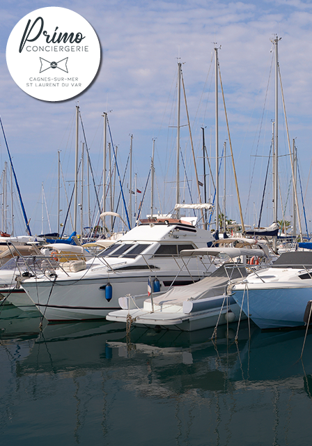 Port de plaisance de Cagnes-sur-Mer avec des voiliers amarrés