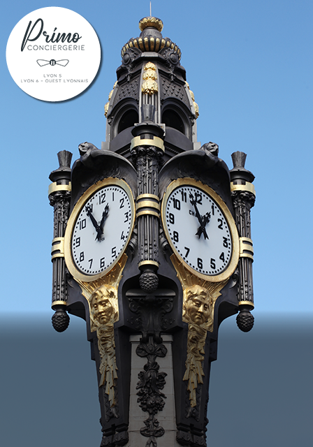 Horloge de Lyon avec des sculptures et des chiffres dorés en premier plan.
