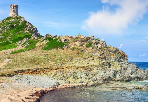Crique rocheuse et tour génoise sur les hauteurs d’Ajaccio