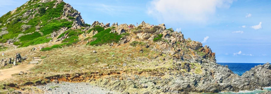 Crique rocheuse et tour génoise sur les hauteurs d’Ajaccio
