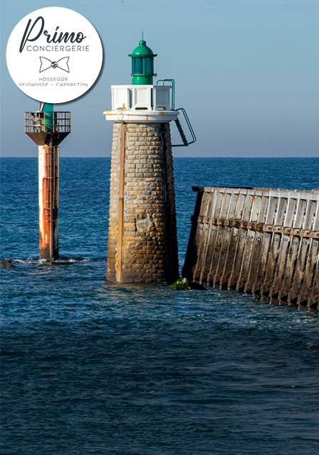 Phare vert à Capbreton avec vue sur l'océan Atlantique.