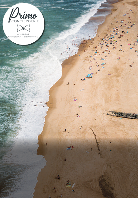 Plage de Seignosse avec des familles et des surfeurs.