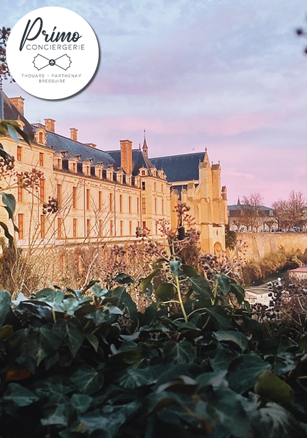 Château de Thouars vu à travers le lierre, avec un logo Primo Conciergerie en surimpression.