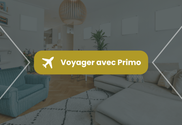 Voyager avec Primo – Trouvez votre location de vacances idéale en France Miniature de l'article "Voyager avec Primo" montrant un salon moderne et cosy, avec le logo d’un avion et le texte "Voyager avec Primo"