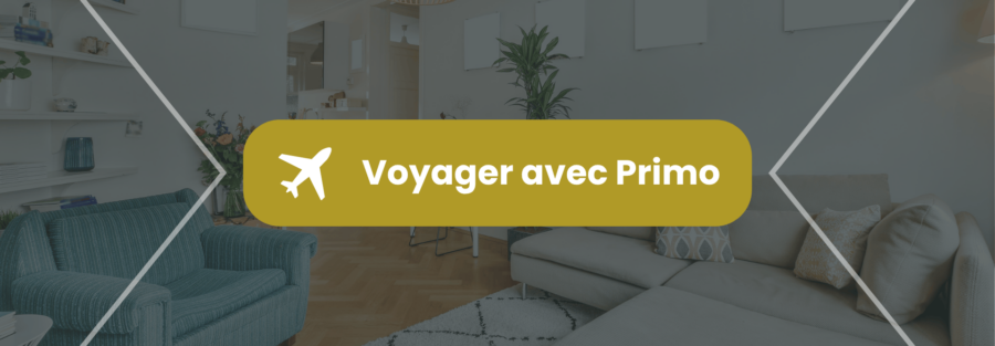 Miniature de l'article "Voyager avec Primo" montrant un salon moderne et cosy, avec le logo d’un avion et le texte "Voyager avec Primo"